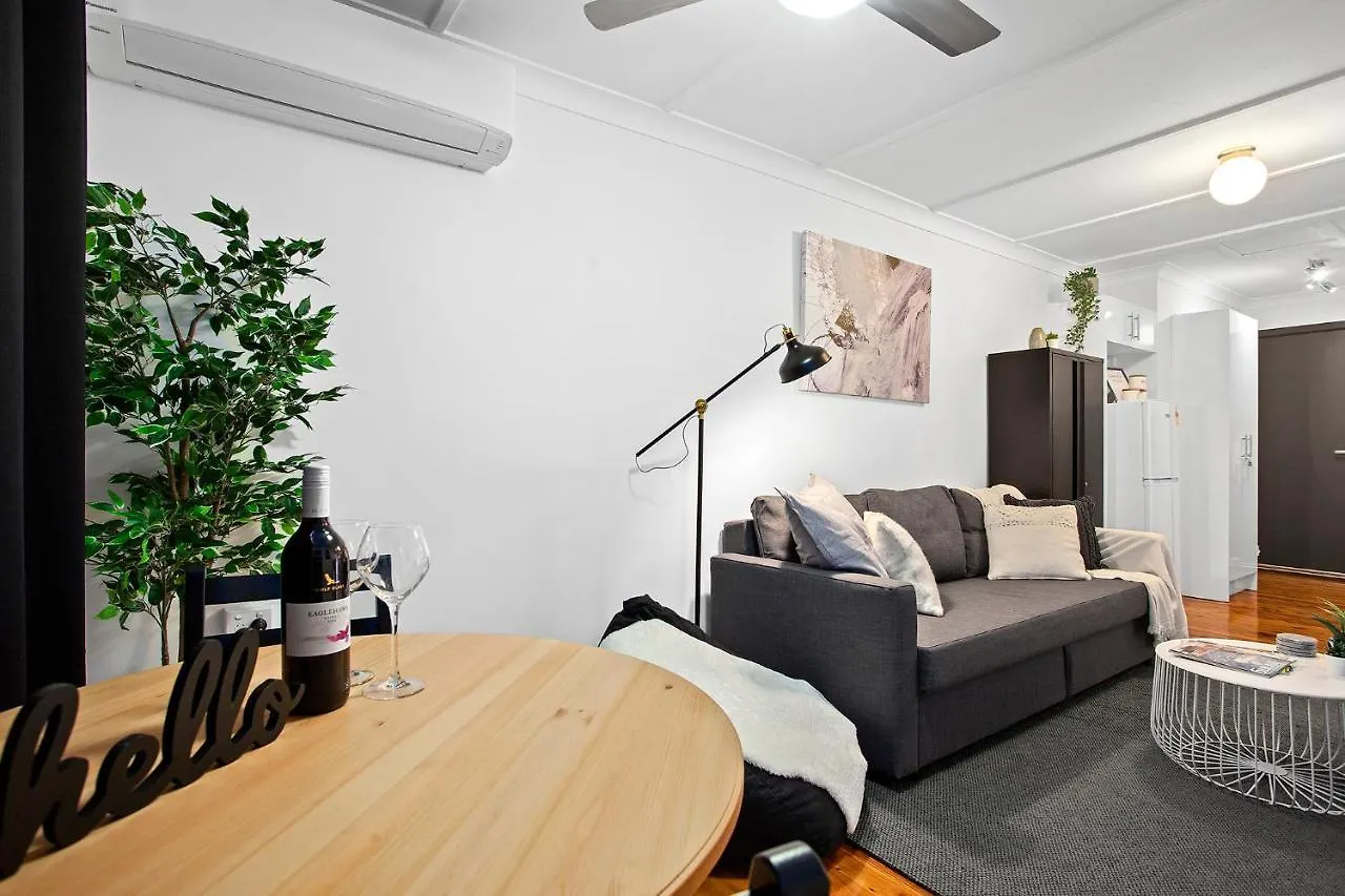 The Neo Stylish Central Apartment With Aircon Courtyard And Netflix Toowoomba