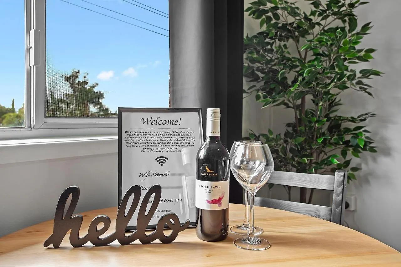 The Neo Stylish Central Apartment With Aircon Courtyard And Netflix Toowoomba