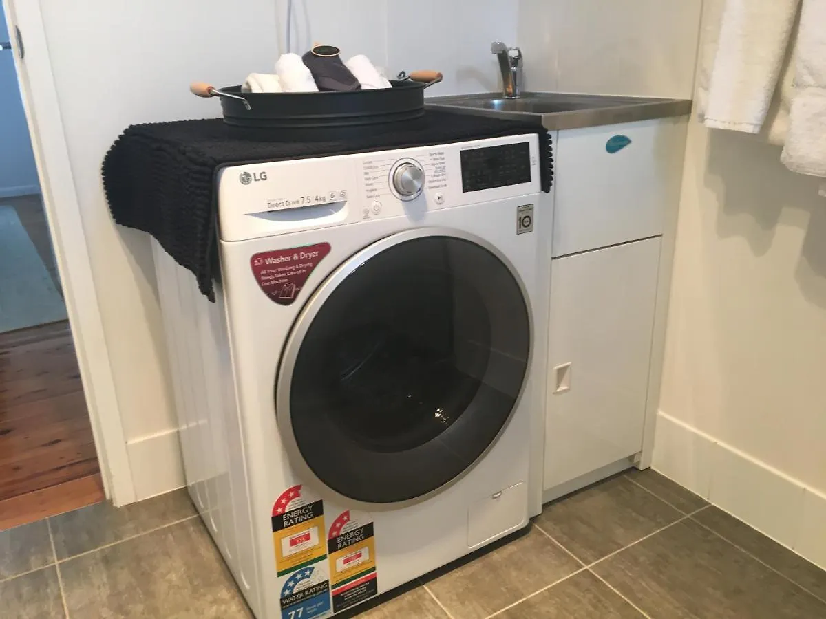 The Neo Stylish Central Apartment With Aircon Courtyard And Netflix Toowoomba
