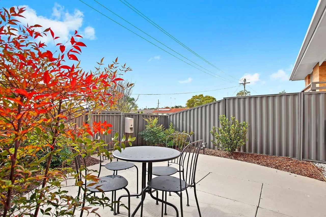 The Neo Stylish Central Apartment With Aircon Courtyard And Netflix Toowoomba 0*,  Australia