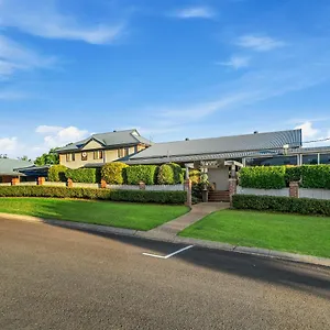 Ambassador On Ruthven Motel