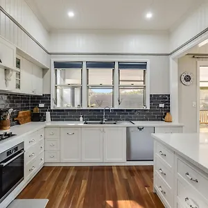Elegant, Stunning & Central! East Side Gem! Holiday home
